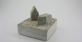 gefallenes haus / 2009, beton / 15 x 15 x 15 cm