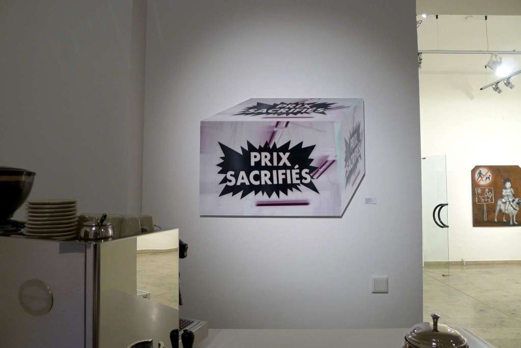 „Prix Sacrifiés“ (Schaufenster, Paris – Barbès), 2012 (Ausstellungsansicht 30 Works Galerie, Köln)