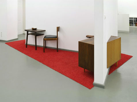 »Berliner Zimmer« 2010, gebrauchte Einrichtungsgegenstände, Teppich, Installationsansicht Rasche Ripken Berlin »Berliner Zimmer« 2010, gebrauchte Einrichtungsgegenstände, Teppich, Installationsansicht Rasche Ripken Berlin