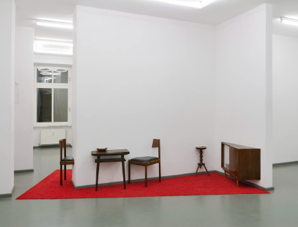 Installation Berliner Zimmer, Galerie RASCHE RIPKEN BERLIN, 2010 gebrauchte Berliner Möbel, Teppichboden, in L-förmige Galeriewand integriert.