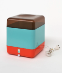 Geräteobjekt Tefal 1, 28 x 22 x 22 cm, 2008 Ober- und Unterteil einer gebrauchten Joghurtmaschine incl. Anschlusskabel; Lampe leuchtet beim Einschalten; keine weitere elektrische Funktion; Mittelteil aus gefrästem, hochglanzlackiertem MDF.