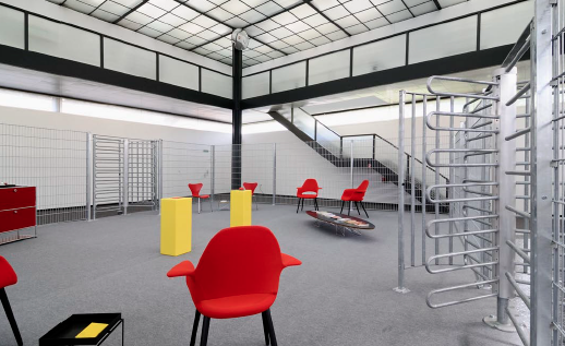 Installation „FREIRAUM oder Schützt die Illusion der Freiheit vor der Erkenntnis des Gefangenseins in der Illusion der Freiheit?“ Mannheimer Kunstverein, 2012, 973 x 786 cm, Höhe 212 cm