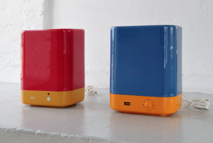 Geräteobjekte: links AEG 2, rechts AEG 3, je 28 x 22,5 x 16 cm, 2010 Unterteil von gebrauchten Joghurtmaschinen incl. Anschlusskabel; Lampe leuchtet beim Einschalten; keine weitere elektrische Funktion; Oberteil aus gefrästem, hochglanzlackiertem MDF Geräteobjekte: links AEG 2, rechts AEG 3, je 28 x 22,5 x 16 cm, 2010 Unterteil von gebrauchten Joghurtmaschinen incl. Anschlusskabel; Lampe leuchtet beim Einschalten; keine weitere elektrische Funktion; Oberteil aus gefrästem, hochglanzlackiertem MDF
