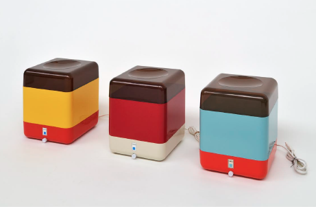 Geräteobjekte von links nach rechts: Tefal 3, 2010, Tefal 2, 2010, Tefal 1, 2008, jeweils 28 x 22 x 22 cm Ober- und Unterteil einer gebrauchten Joghurtmaschine incl. Anschlusskabel; Lampe leuchtet beim Einschalten; keine weitere elektrische Funktion; Mittelteil aus gefrästem, hochglanzlackiertem MDF. Geräteobjekte von links nach rechts: Tefal 3, 2010, Tefal 2, 2010, Tefal 1, 2008, jeweils 28 x 22 x 22 cm Ober- und Unterteil einer gebrauchten Joghurtmaschine incl. Anschlusskabel; Lampe leuchtet beim Einschalten; keine weitere elektrische Funktion; Mittelteil aus gefrästem, hochglanzlackiertem MDF.