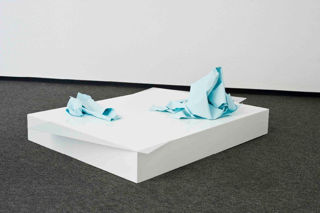 zwischenzeitlich vollkommen, Papier, Farbe, Plexiglas, Holz, 90 x 130 x 53 cm, 2011