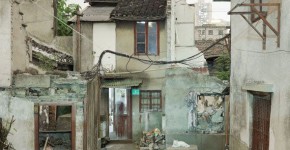 Peter Bialobrzeski „Nail Houses #09“ aus der Serie „Nail Houses – or the Destruction of Lower Shanghai"
