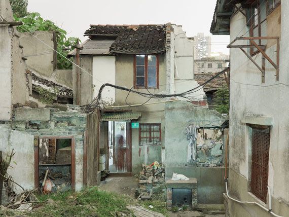 Peter Bialobrzeski „Nail Houses #09“ aus der Serie „Nail Houses – or the Destruction of Lower Shanghai" Peter Bialobrzeski „Nail Houses #09“ aus der Serie „Nail Houses – or the Destruction of Lower Shanghai"