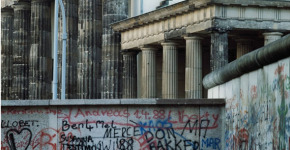 Manfred Hamm: Brandenburger Tor, 1988, Farbfoto, Unikat, 120 x 120 cm Courtesy Galerie Georg Nothelfer