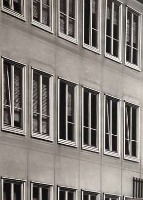Windows, 2012, Kohle auf Papier, 76,5 x 53,5 cm