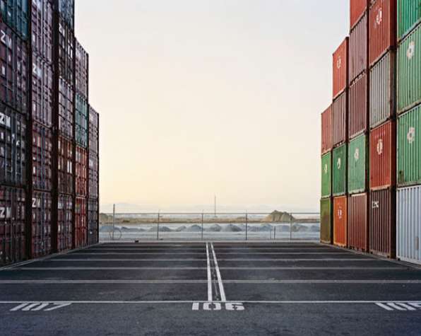 Edward Burtynsky: Container Ports #16 Delta Port, Vancouver, Brit. Columbia, Canada, 2001, 69 x 86 cm © Edward Burtynsky