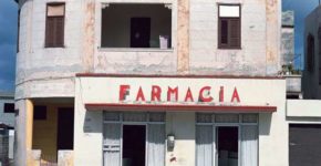 FARMACIA (Havana), 2006 © Charles Johnstone / Courtesy Jörg Maaß Kunsthandel