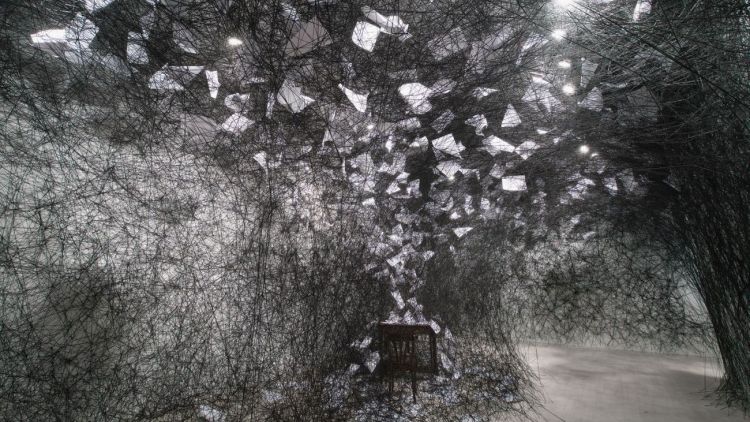 [Detail. For a full view, click on the picture] Chiharu Shiota, A Long Day, 2015, Installationsansicht K21, © VG Bild-Kunst, Bonn 2016 Foto: Sunhi Mang © Kunstsammlung NRW