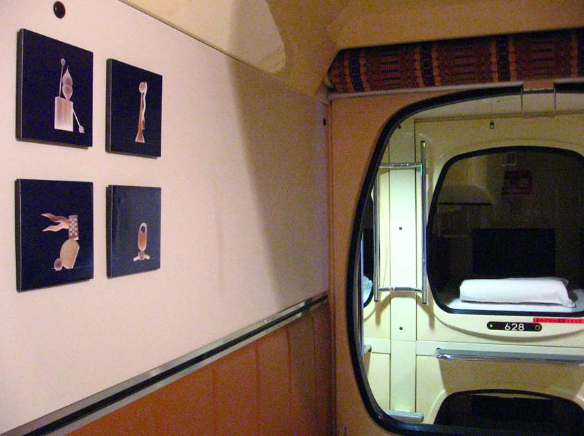 INSTALLATION by ENCAPSULADOS at SIESTA CAPSULE HOTEL, TOKIO Artworks by Teresa Tomás. 2007