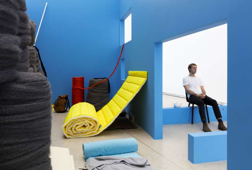 Jean-Pascal Flavien: ›house with things behind‹, Heidelberger Kunstverein, 2018, inhabitant: Felix Utting, with "Comforter/tent", Photo: © Andrea Rossetti