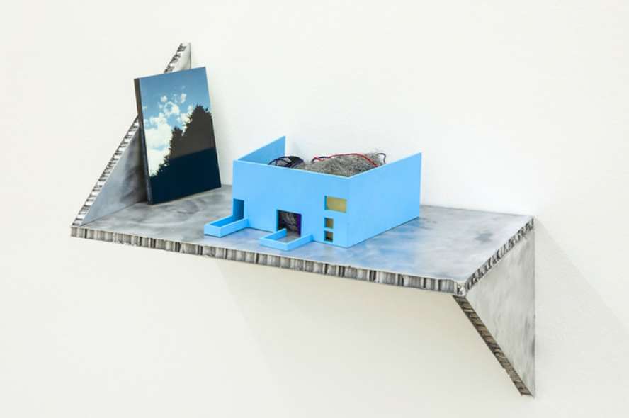 Jean-Pascal Flavien, "Short story house: house with things behind", 2014, courtesy: der Künstler und Esther Schipper, Berlin, Foto (c) Andrea Rossetti