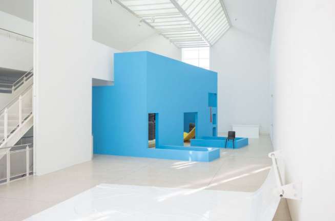 Jean-Pascal Flavien: ›house with things behind‹, with ›floor dispenser‹, Heidelberger Kunstverein, 2018, Photo: © Thilo Ross