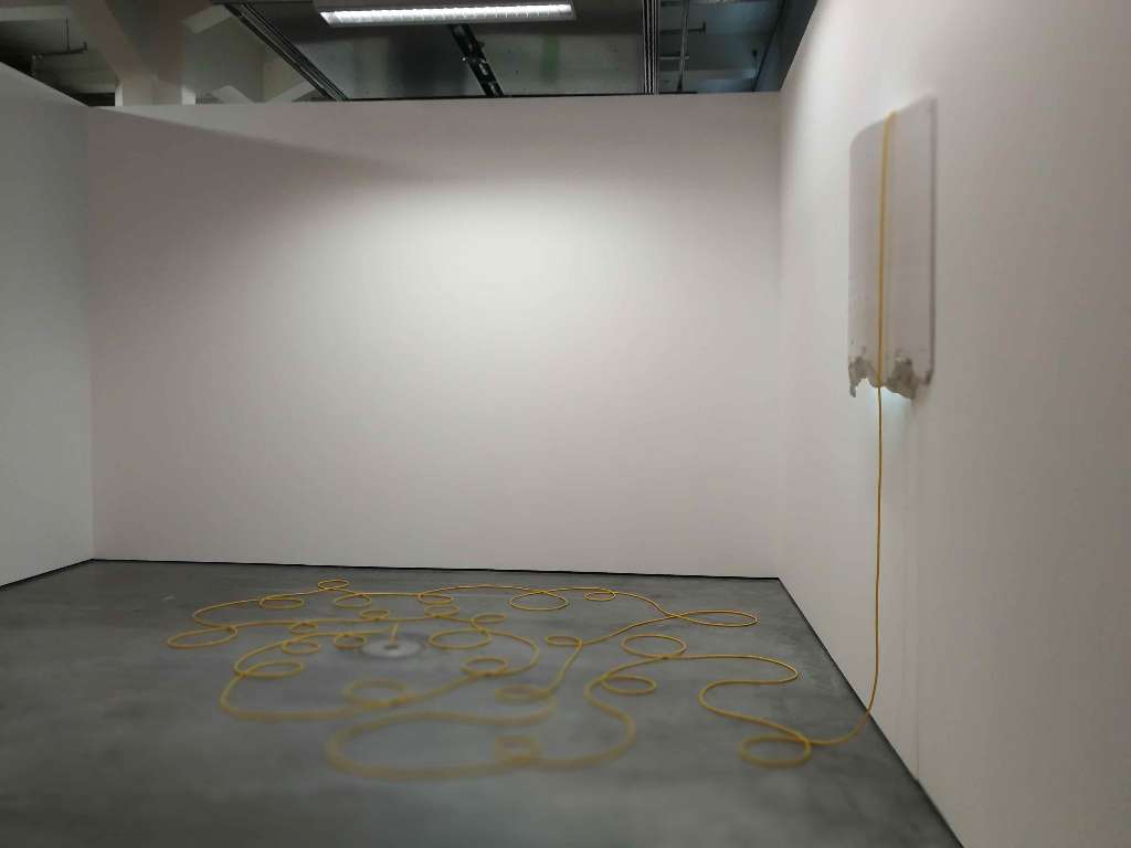 Leni Hoffmann, sansibar, 2012, Raumschnitt, Tageslicht, Neonlicht, Gips, gelbes Elektorkabel, Städtische Galerie, Karlsruhe