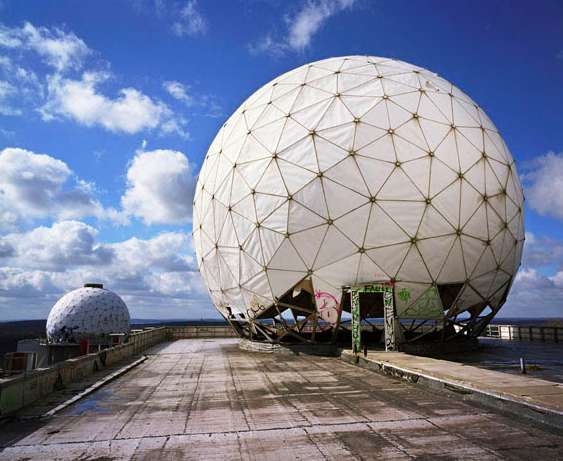 Deutschland, Berlin. Antennenkuppel einer US-amerikanischen Abhörstation auf dem Teufelsberg in Berlin; 2001 © Martin Roemers