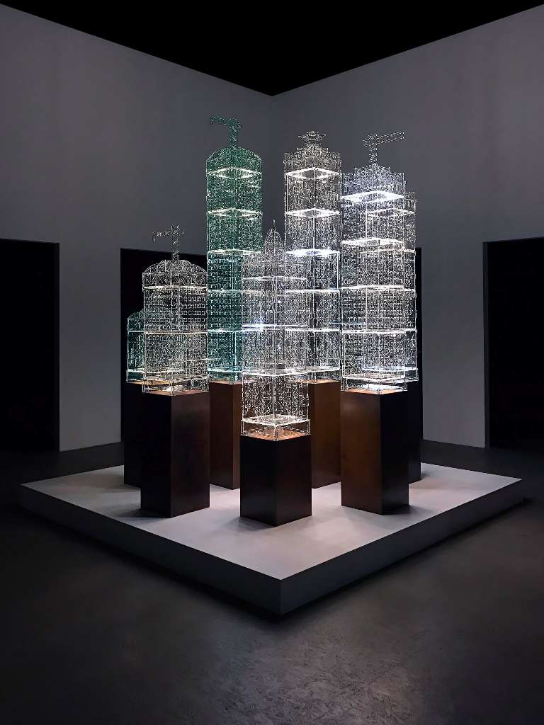 Tobias Zaft, FlexiPolis, 2016, interaktive Lichtskulptur (modulares Stecksystem), Acrylglas, LED-Platinen WLAN-Modul, Stahl, 85 x 38 x 38 cm (inkl. Stahlsockel), 4 Editionen, Sammlung Karin Abt-Straubinger, Stuttgart (c) Tobias Zaft