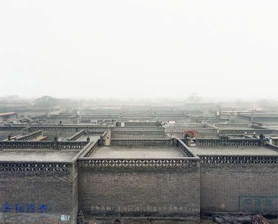 Sze Tsung Nicolás Leong: Suzhou Creek, Putuo District, Shanghai, 2004, aus der Serie "History Images" (2002–2005) © Sze Tsung Nicolás Leong