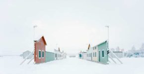 Gregor Sailer: "Carson City VI / Vårgårda, Sweden", 2016 aus der Serie "The Potemkin Village" C-Print, 95 x 120 cm, Ed. 5 + 2 AP